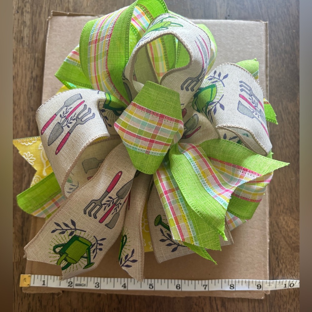 Decorative Green Garden-Themed Gift Bow